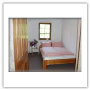 Schlafzimmer mit Doppelbett und Holzklappwand