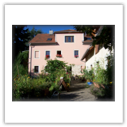 Außenansicht der Villa Hosterwitz mit Garteneingang