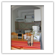 Küche der Ferienwohnung mit Essecke