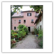 Eingangsbereich der Ferienwohnung mit Pflanzen und Kiesweg